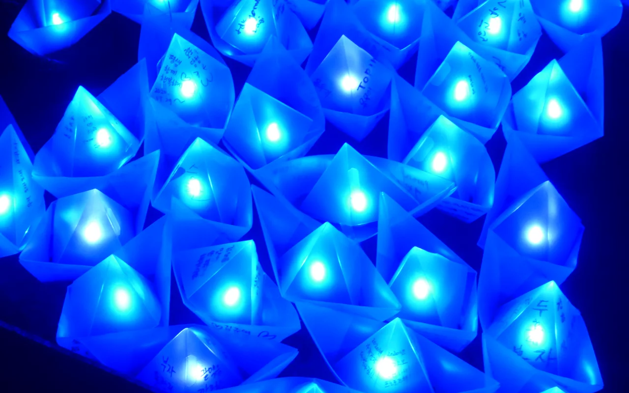 Imagem ilustrativa: Blue Lanterns at the 2019 Seoul Lantern Festival.jpg