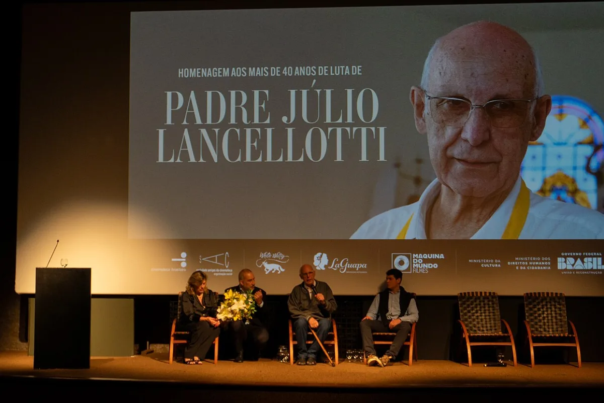 Exposição em SP homenageia padre Júlio e população de rua