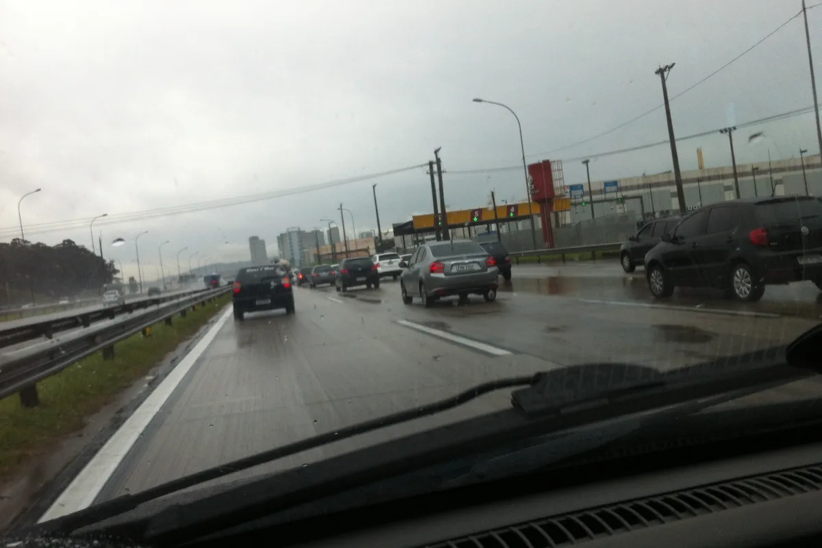Chuva forte deixa feridos e causa alagamentos em SP