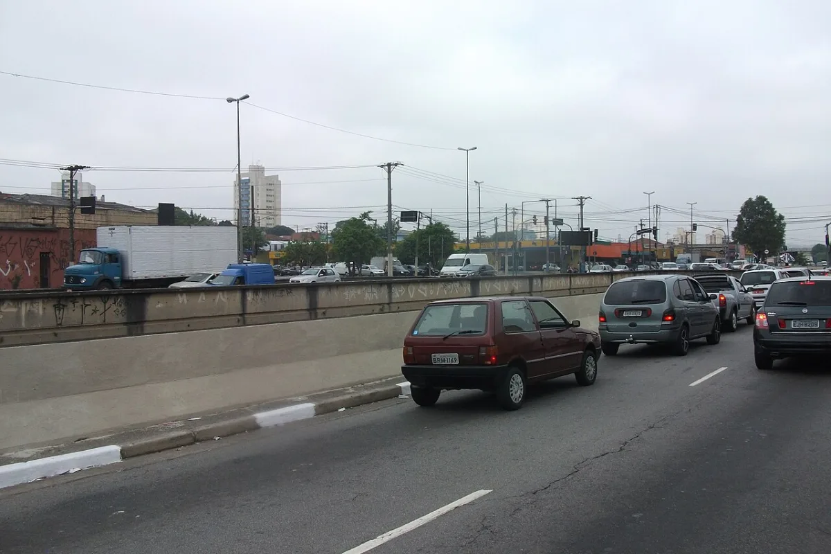 Obra parada ao lado da Subprefeitura preocupa moradores no Carrão